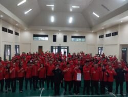 PDI P Depok Siap Raih 11 Kursi di Pileg 2029 Dewan Pimpinan Cabang PDI Perjuangan Kota Depok akan mengembalikan suara yang hilang pada Pileg sebelumnya Ketua DPC PDI Perjuangan Depok, Hj. Yuni Indriany mengatakan itu kepada wartawan pada kegiatan Rapat Koordinasi Internal di Balai Rakyat Beji. "Alhamdulillah kita sudah menyelesaikan agenda penyerahan SK DPC oleh DPP partai yang diserahkan oleh DPD PDI Perjuangan. ​Alhamdulillah kita sudah sah sebagai pimpinan atau menjadi DPC Partai PDI Perjuangan Kota Depok," ucap Hj. Yuni Indriany. Dia menegaskan bahwa partainya saat ini berada dalam posisi yang sangat solid. Menurutnya, PDI Perjuangan telah menyelesaikan konsolidasi internal lebih cepat dibandingkan partai politik lainnya di Kota Depok. "Alhamdulillah, DPC Kota Depok sudah selangkah lebih maju. Sementara partai lain masih dalam tahap pemilihan calon pemimpin daerah, kami sudah menyelesaikan struktur hingga tingkat Kelurahan atau Ranting," ujarnya. Dia menambahkan bahwa April ini pihaknya menargetkan untuk merampungkan pembentukan pengurus Anak Ranting di tingkat RW di seluruh 11 kecamatan se-Kota Depok. "Langkah ini diambil untuk memastikan 'mesin partai' siap bekerja hingga ke akar rumput," katanya. Dengan struktur organisasi yang mantap, Hj. Yuni yakin PDI Perjuangan mampu meningkatkan perolehan suaranya secara signifikan. "Mudah-mudahan dengan kita punya kesolidan organisasi, kita bisa memenangkan PDI Perjuangan di Kota Depok di tahun 2029 ya, dengan target kita target 11 kursi, insyaallah, aamiin," katanya. Hj Yuni menegaskan untuk posisi koalisi di Pilkada Depok PDI Perjuangan masih solid dengan parpol pendukung Supian Suri-Chandra Rahmansyah. Di lokasi sama Ketua Bidang Kehormatan DPD PDI Perjuangan Jawa Barat, Hj. Ineu Purwadewi Sundari menyampaikan bahwa proses konsolidasi partai di Kota Depok telah berjalan optimal. Setelah terpilihnya jajaran pengurus DPC seperti Hj. Yuni Indriany, Imam Turidi selaku Sekretaris, dan Achmad Riza Al-Hasbyi sebagai bendahara, langkah selanjutnya adalah memperkuat struktur hingga tingkat bawah. “Alhamdulillah, konsolidasi di tingkat PAC sudah selesai 100 persen. Bahkan saat ini juga telah tuntas hingga tingkat ranting,” ujarnya. Keberhasilan ini menjadi alasan utama kunjungan DPD ke Depok, sekaligus memastikan kesiapan organisasi dalam menjalankan agenda politik partai. Menurut Hj. Ineu, penyerahan SK dari DPP kepada DPC PDI Perjuangan Depok menjadi bagian penting dan bukan sekadar seremonial, tetapi menjadi pemantik tanggung jawab moral dan politik bagi seluruh jajaran DPC untuk menjalankan komitmen kepartaian. "SK ini menjadi landasan resmi bagi DPC untuk menjalankan strategi politik, termasuk langkah-langkah pemenangan partai di Kota Depok," katanya. Hj. Ineu menggarisbawahi apa yang disampaikan Ketua DPC PDI Perjuangan Depok telah memaparkan berbagai program kerja serta strategi yang akan dijalankan ke depan. Meski demikian, Ineu mengingatkan bahwa realisasi program tidaklah mudah. Menurutnya, dibutuhkan komitmen kuat, tanggung jawab moral, serta kerja gotong royong dari seluruh elemen partai—mulai dari DPC, PAC, ranting hingga anak ranting. “Ini bukan pekerjaan ringan. Dibutuhkan kerja kolektif seluruh kader agar apa yang direncanakan bisa benar-benar terwujud,” katanya. Menutup pernyataannya, Hj. Ineu mengajak seluruh kader PDI Perjuangan di Depok untuk menjadikan komitmen yang telah disampaikan sebagai tanggung jawab bersama. “Komitmen ini harus menjadi pemikiran dan tanggung jawab kita bersama. Dengan soliditas, kita optimistis dapat meraih kemenangan di Kota Depok,” pungkasnya. Momentum penyerahan SK ini tidak hanya menjadi agenda politik formal, tetapi juga dibarengi dengan aksi sosial. PDI Perjuangan Depok memberikan santunan kepada sekitar 100 kaum dhuafa yang tersebar di 11 kecamatan.