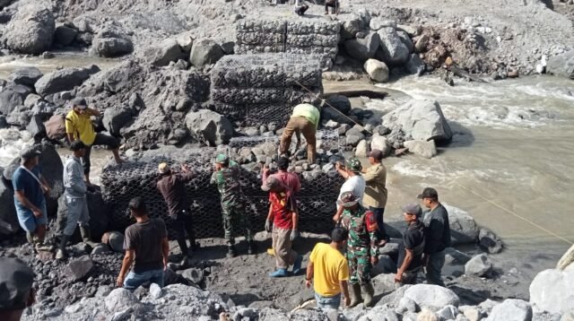 Jembatan Darurat Wih Pesam Dibangun, Akses Warga Kembali Terhubung