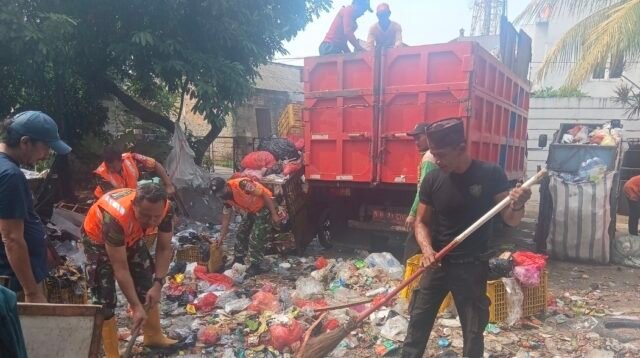 Satgas Sampah Koramil 01/Tgr Tuntaskan Tumpukan Sampah di Poris, Lingkungan Kembali Bersih