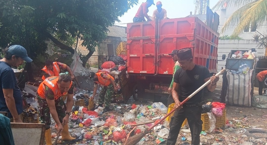 Satgas Sampah Koramil 01/Tgr Tuntaskan Tumpukan Sampah di Poris, Lingkungan Kembali Bersih