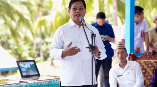 Viva Yoga Serahkan SHM, Soroti Masalah Tumpang Tindih Lahan