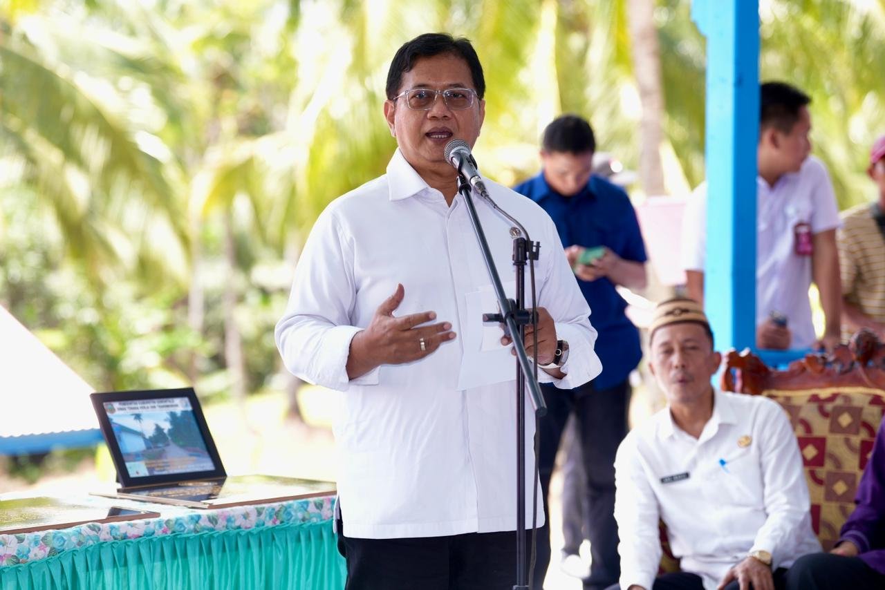 Viva Yoga Serahkan SHM, Soroti Masalah Tumpang Tindih Lahan