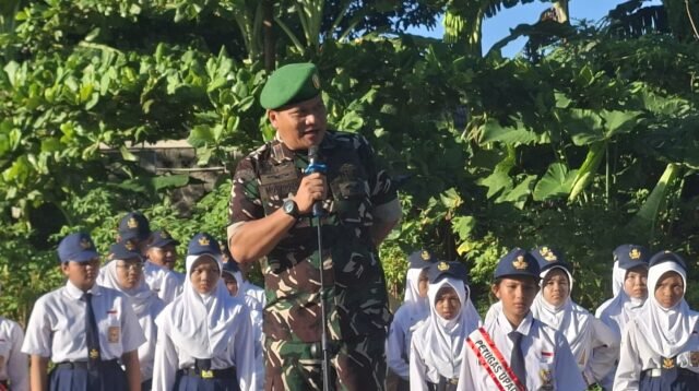 Danramil 03/Sukmajaya Pimpin Apel Pagi di SMPN 22 Depok, Tanamkan Disiplin dan Nilai Kebangsaan