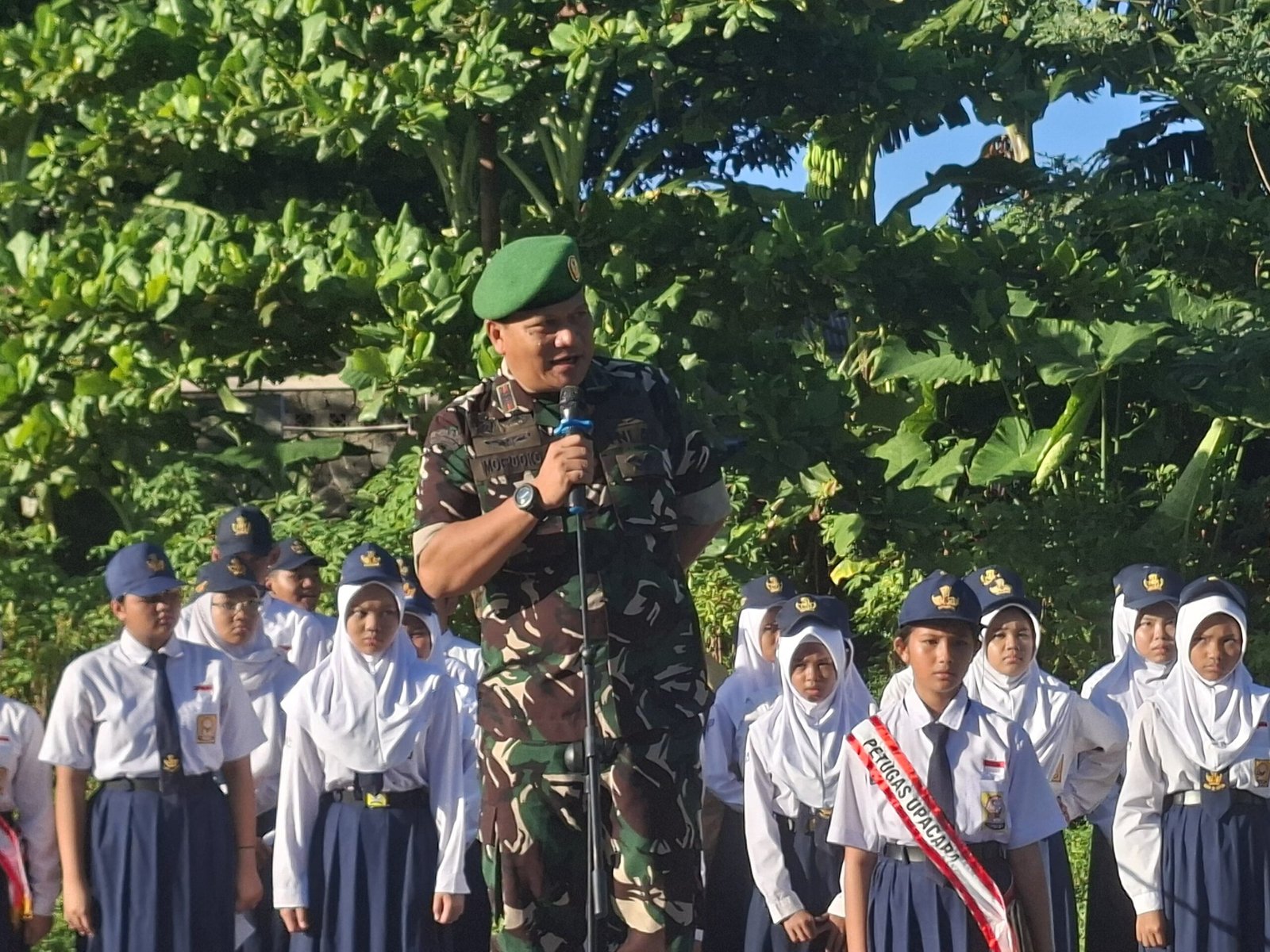 Danramil 03/Sukmajaya Pimpin Apel Pagi di SMPN 22 Depok, Tanamkan Disiplin dan Nilai Kebangsaan