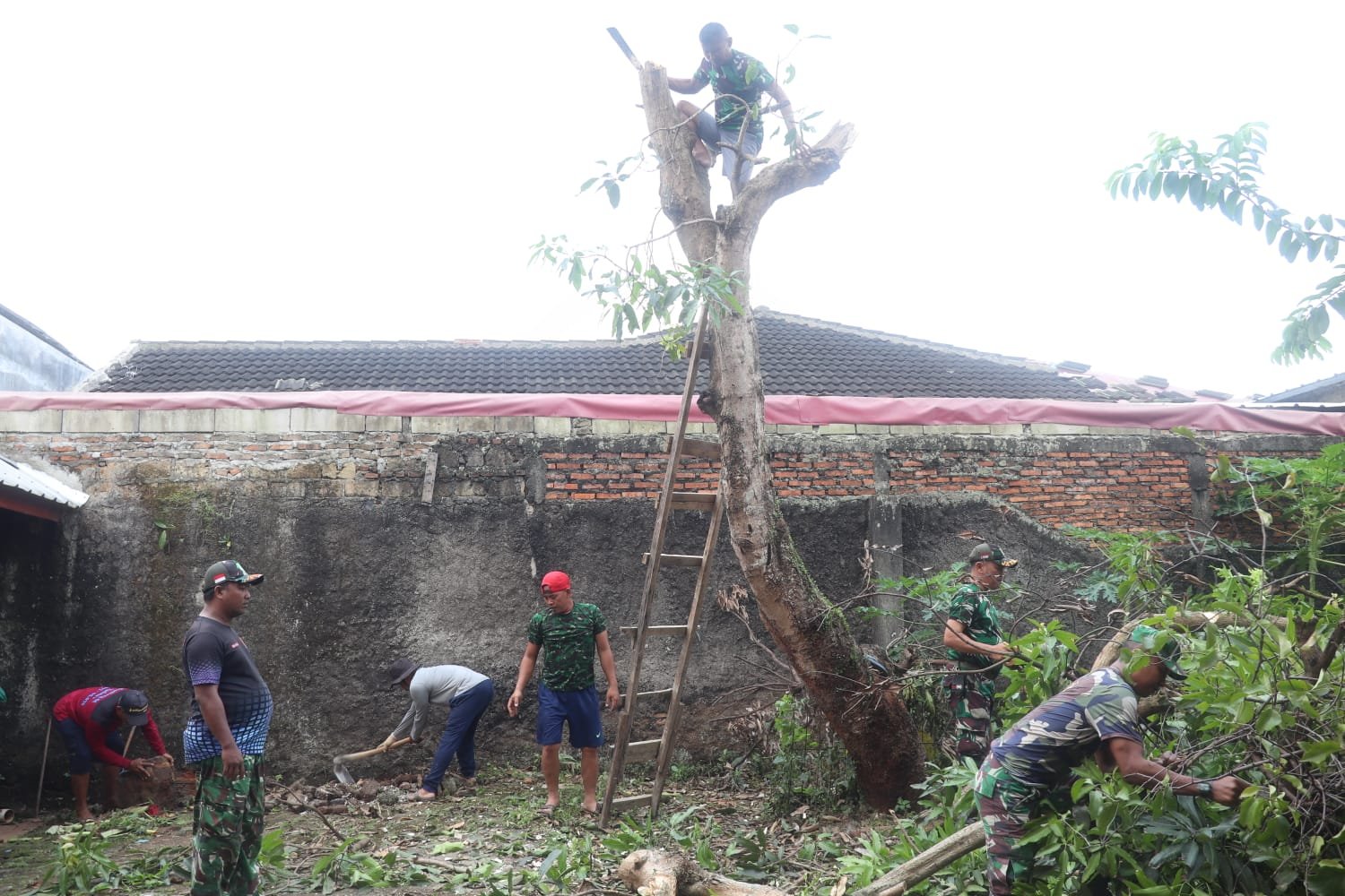 Korem 051/Wijayakarta Mulai Rehab Panti Asuhan di Sawangan, Awali dengan Pembersihan Lahan
