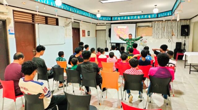 Korem 051/WKT Tanamkan Nasionalisme Sejak Dini, Babinsa Sawangan Beri Wawasan Kebangsaan ke Anak Panti di Depok