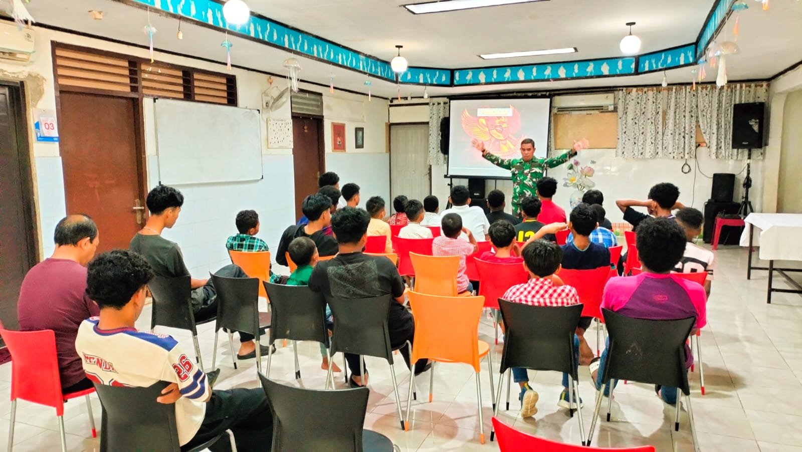 Korem 051/WKT Tanamkan Nasionalisme Sejak Dini, Babinsa Sawangan Beri Wawasan Kebangsaan ke Anak Panti di Depok