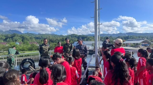 Anak-Anak Ambon Antusias Kunjungi KRI Teluk Palu 523, Kenal Lebih Dekat TNI AL