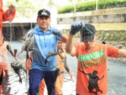Wakil Wali Kota Jaktim Pimpin Operasi Penangkapan Ikan Sapu-Sapu di Kali Pasadenia