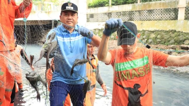 Wakil Wali Kota Jaktim Pimpin Operasi Penangkapan Ikan Sapu-Sapu di Kali Pasadenia