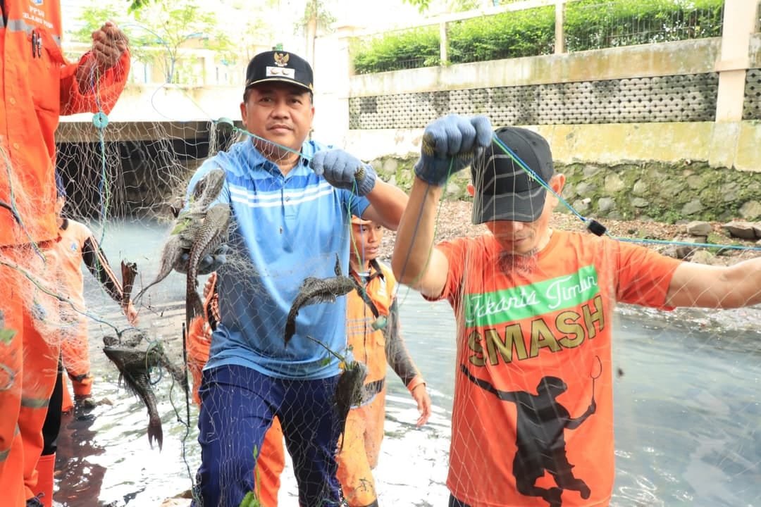 Wakil Wali Kota Jaktim Pimpin Operasi Penangkapan Ikan Sapu-Sapu di Kali Pasadenia