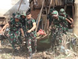 Pasca Banjir Bandar Lampung, Babinsa Kodim 0410/KBL Turun Tangan Bersihkan Sungai dan Bangun Talut