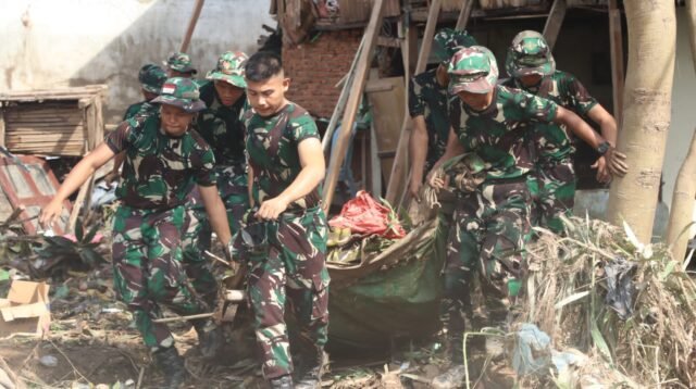 Pasca Banjir Bandar Lampung, Babinsa Kodim 0410/KBL Turun Tangan Bersihkan Sungai dan Bangun Talut
