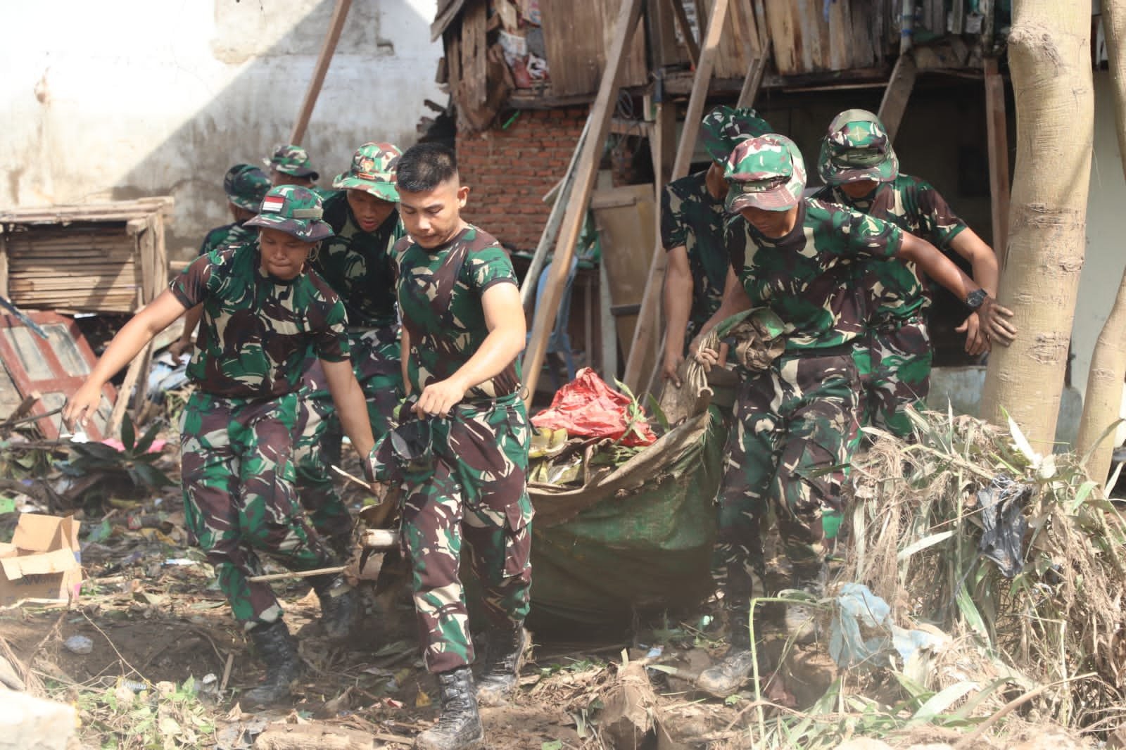 Pasca Banjir Bandar Lampung, Babinsa Kodim 0410/KBL Turun Tangan Bersihkan Sungai dan Bangun Talut