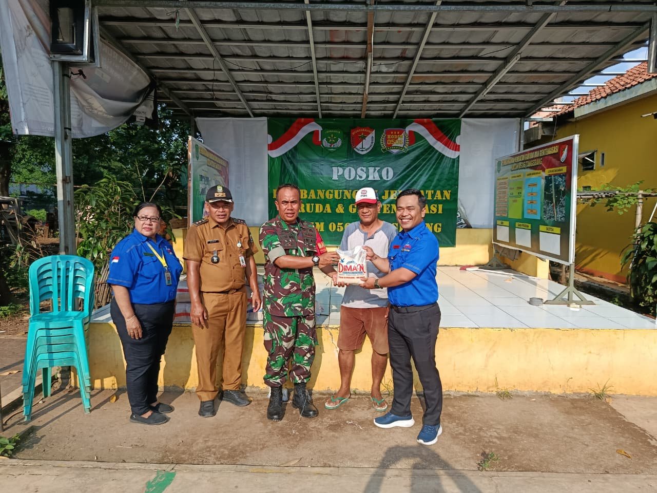 Babinsa Kodim 0506/Tangerang Kawal Distribusi Beras di Panunggangan Utara, Dukung Swasembada Pangan