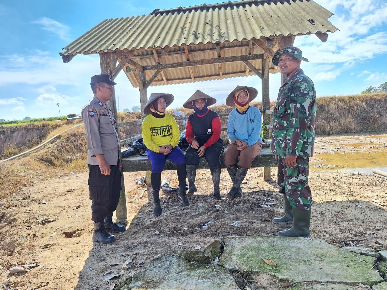 TMMD di Winong: Sertu Susilo dan Aiptu Darlan Bangun Kedekatan, Warga Merasa Dilayani dan Dilindungi