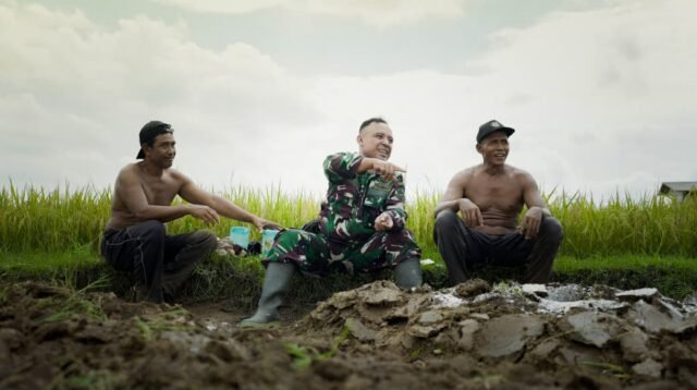 Obrolan kecil di Tengah Hamparan Sawah, Masyarakat Bersama Satgas TMMD 128 Kodim Pati