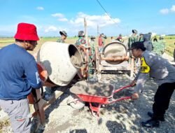 Adukan Semen Jadi Simbol Harapan, Warga Godo Terharu Dibantu TNI