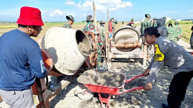 Adukan Semen Jadi Simbol Harapan, Warga Godo Terharu Dibantu TNI