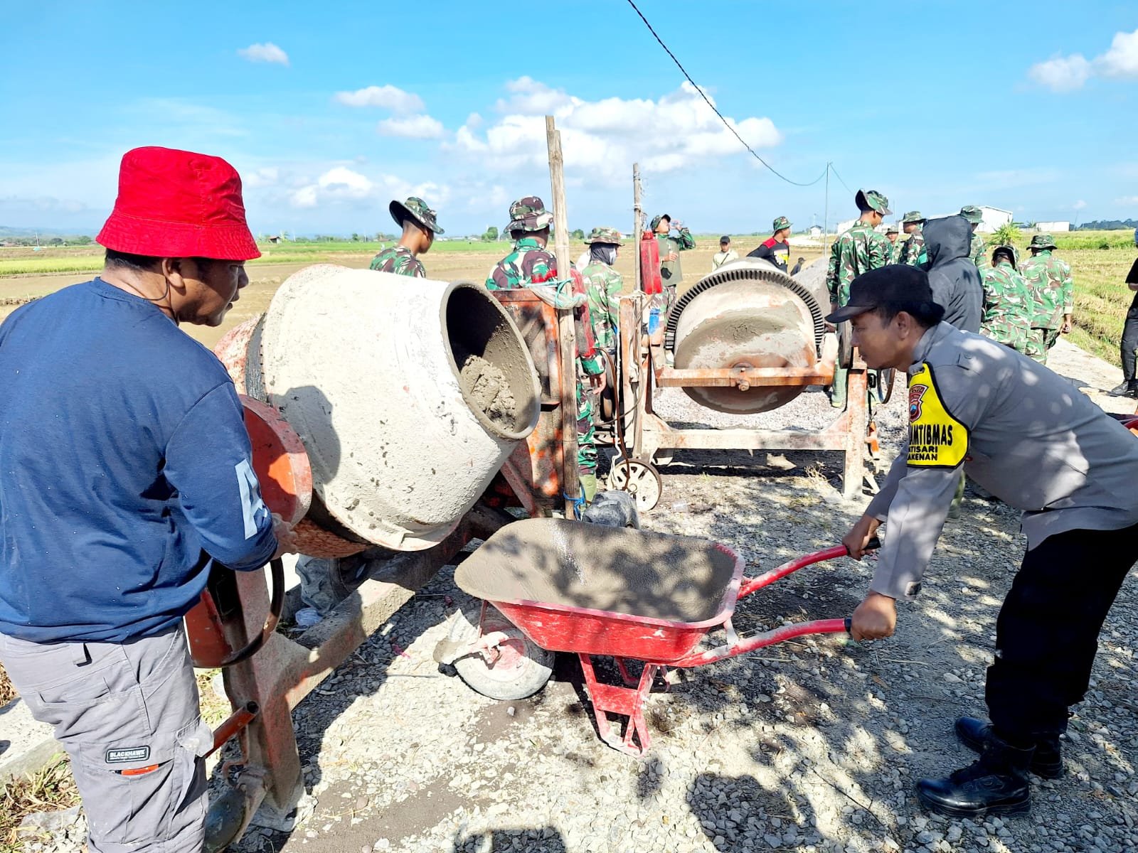 Adukan Semen Jadi Simbol Harapan, Warga Godo Terharu Dibantu TNI