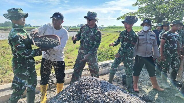 Di Balik Keringat Satgas TMMD, Tersimpan Kisah Haru Kebersamaan TNI, Polri dan Rakyat
