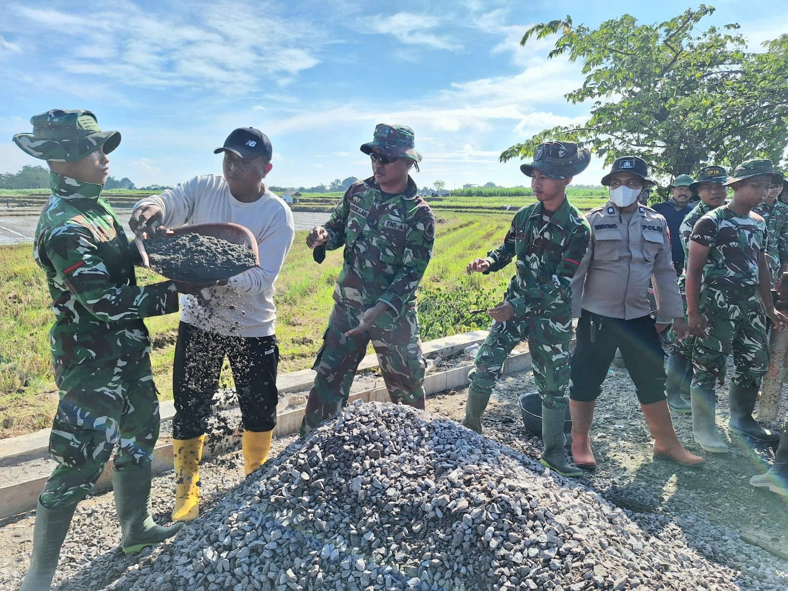 Di Balik Keringat Satgas TMMD, Tersimpan Kisah Haru Kebersamaan TNI, Polri dan Rakyat