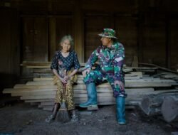 Sentuhan Humanis TMMD 128, Babinsa Sambangi Lansia di Desa Godo