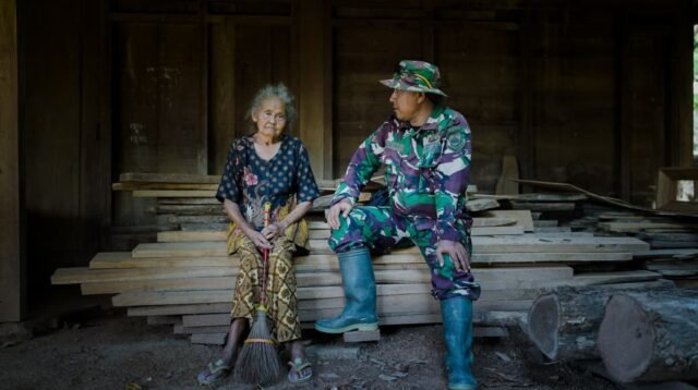 Sentuhan Humanis TMMD 128, Babinsa Sambangi Lansia di Desa Godo