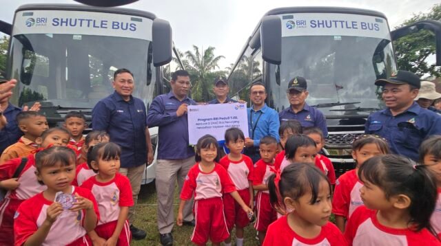 BRI Salurkan Dua Bus Sekolah untuk SD-SMP YADIKA di Perkebunan Bukit Harapan
