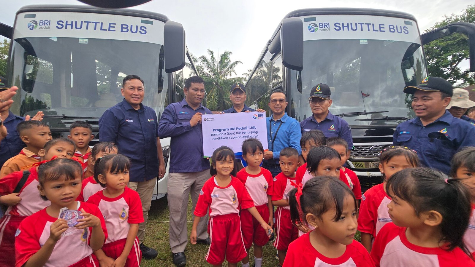 BRI Salurkan Dua Bus Sekolah untuk SD-SMP YADIKA di Perkebunan Bukit Harapan