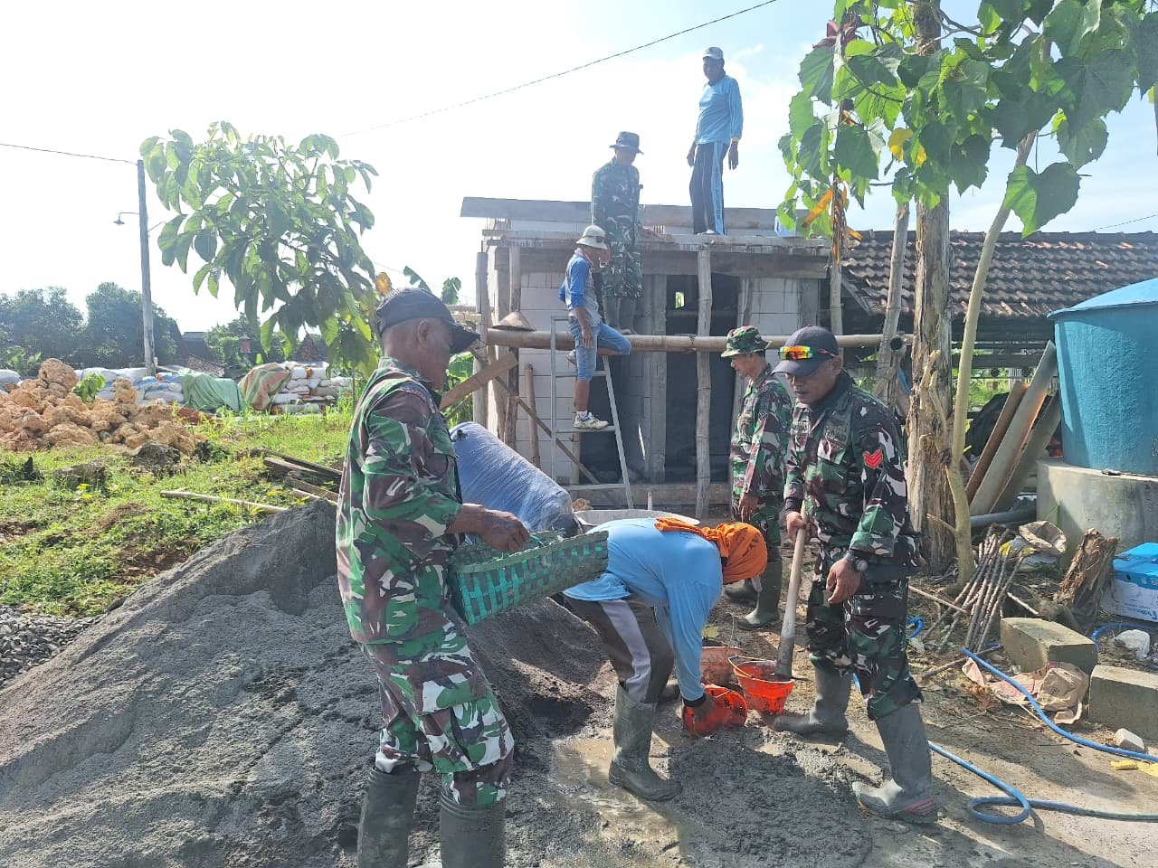 Pengecoran Atap MCK Jadi Simbol Kebersamaan TMMD di Desa Godo