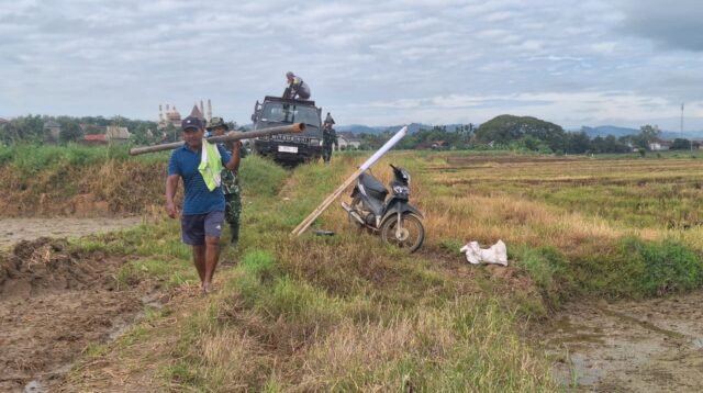 Dorong Alat Bor 450 Meter di Sawah, Satgas TMMD dan Warga Tunjukkan Kekompakan
