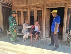 Tim Kesehatan Satgas TMMD 128 Door to Door Layani Warga Sakit di Desa Godo