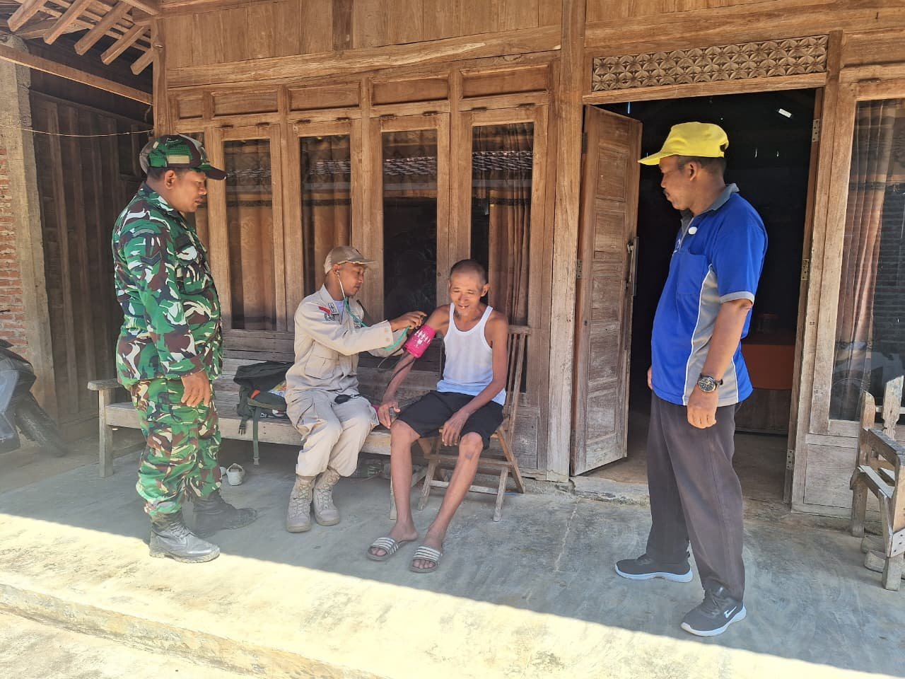 Tim Kesehatan Satgas TMMD 128 Door to Door Layani Warga Sakit di Desa Godo