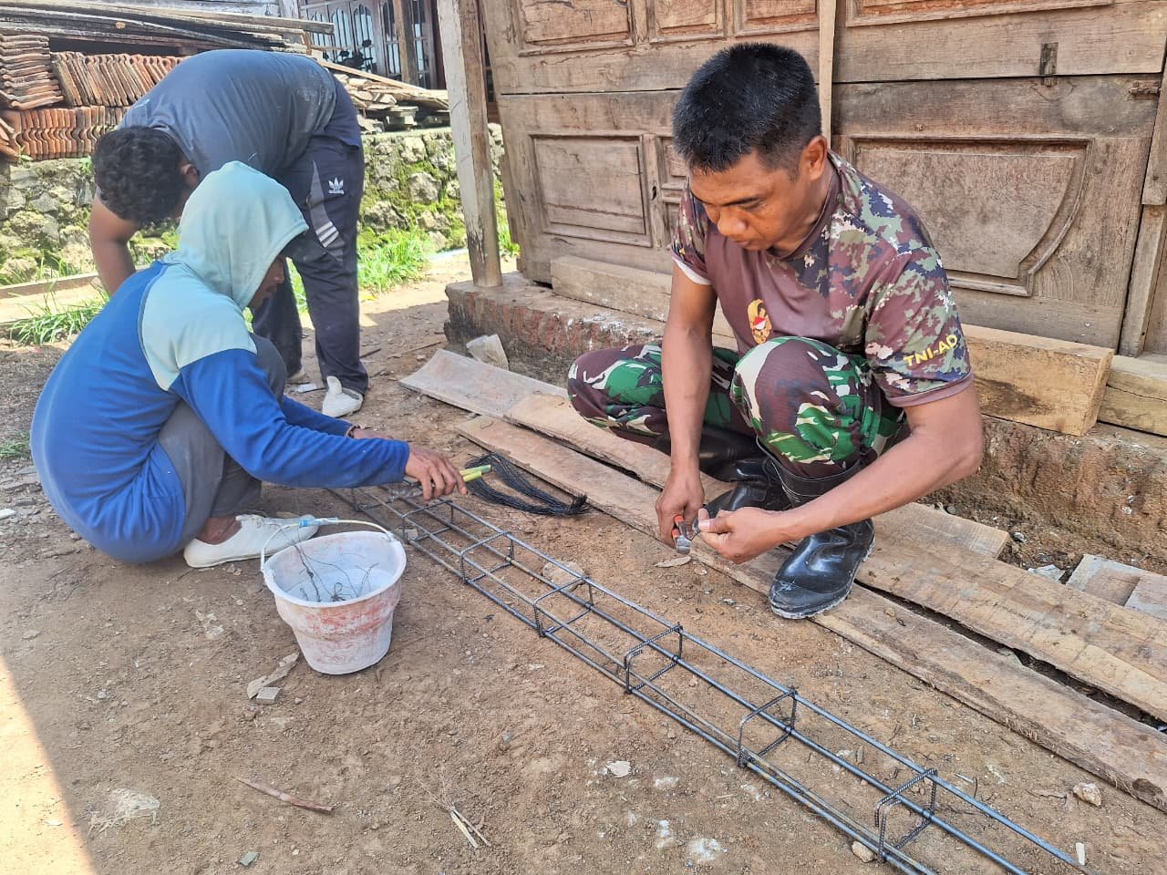 Kekompakan Satgas TMMD Rangkai Besi, Perkuat Fondasi Pembangunan di Desa Godo