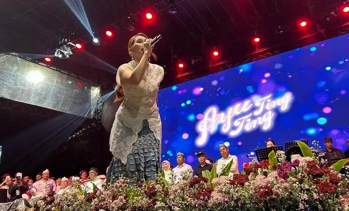 Ayu Ting Ting Goyang Panggung HUT ke-27 Kota Depok, Ribuan Warga Larut dalam Kemeriahan