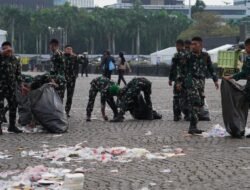 Aksi Bersih Pasca May Day di Monas, Prajurit Kodam Jaya Pungut Sampah hingga Tuntas
