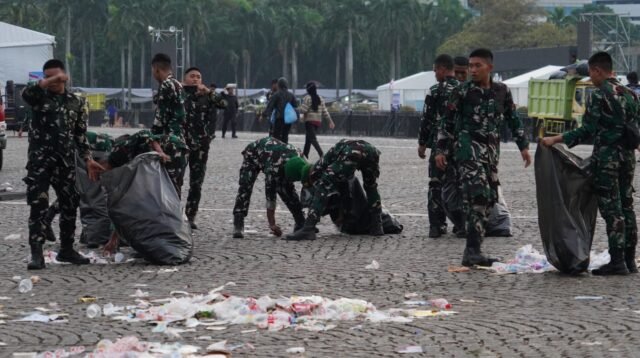 Aksi Bersih Pasca May Day di Monas, Prajurit Kodam Jaya Pungut Sampah hingga Tuntas