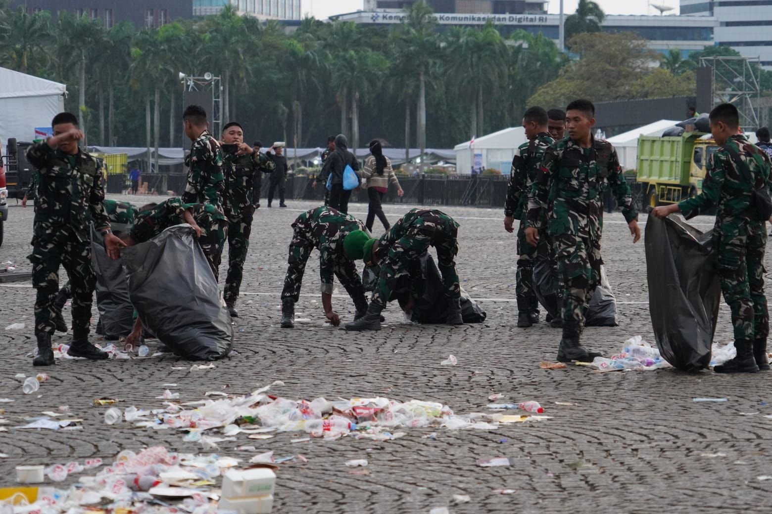Aksi Bersih Pasca May Day di Monas, Prajurit Kodam Jaya Pungut Sampah hingga Tuntas