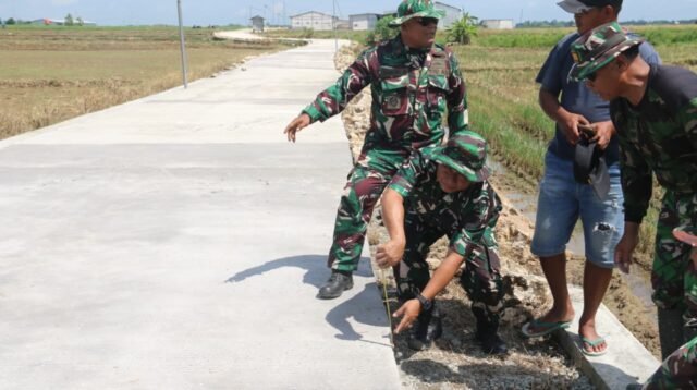 Wadan Satgas TMMD Reguler ke-128 Tinjau Betonisasi Jalan, Pastikan Kualitas Sesuai Target