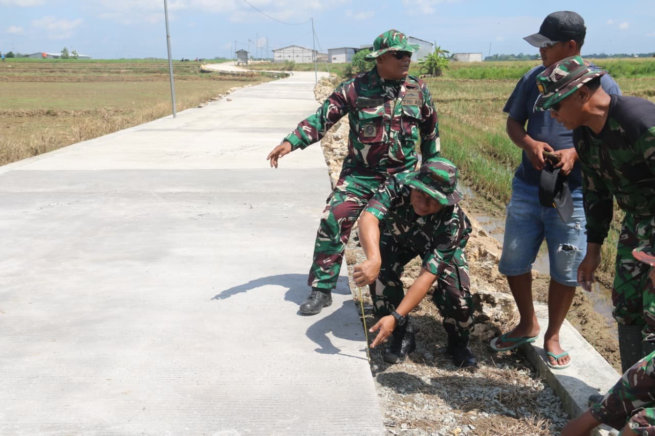 Wadan Satgas TMMD Reguler ke-128 Tinjau Betonisasi Jalan, Pastikan Kualitas Sesuai Target