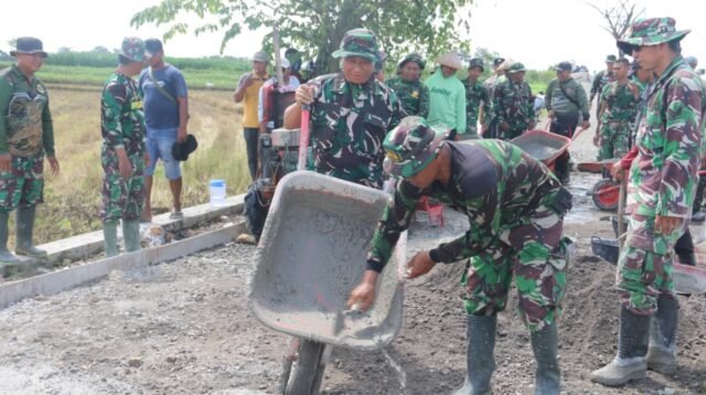 Wadansatgas TMMD 128 Turun Tangan, Ikut Cor Jalan dan Bangkitkan Semangat Anggota