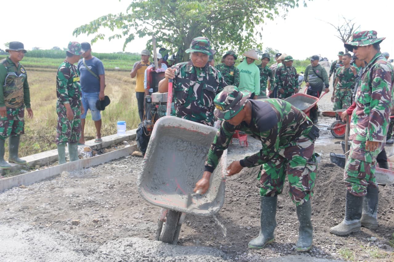Wadansatgas TMMD 128 Turun Tangan, Ikut Cor Jalan dan Bangkitkan Semangat Anggota