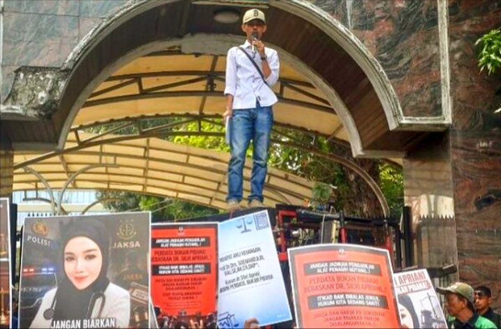 Aksi Mahasiswa di Kejaksaan Agung RI Menggema: Desak Keadilan untuk dr. Silvi Apriani, Soroti Dugaan Kriminalisasi Kasus Bisnis