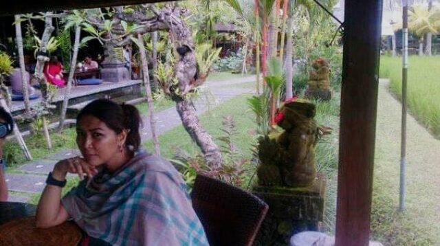 Icha Pelantun Lagu Cuma Kamu Sukses Buka Usaha RM Minangyok Bekasi