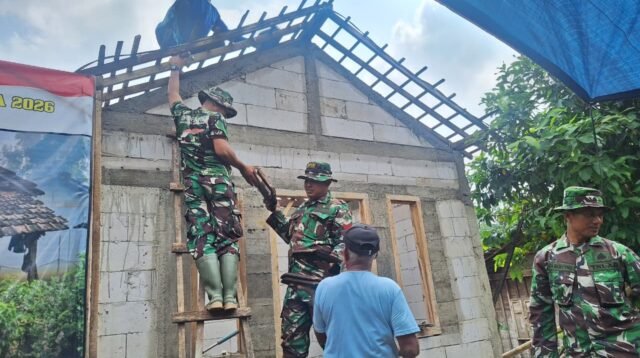 Rumah Ibu Sarmini Masuki Tahap Pemasangan Genteng oleh Satgas TMMD Reguler ke-128 Kodim 0718/Pati