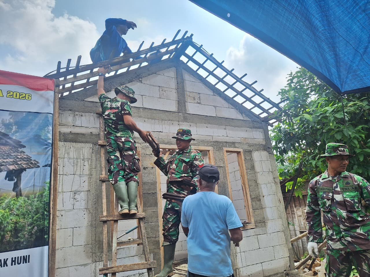 Rumah Ibu Sarmini Masuki Tahap Pemasangan Genteng oleh Satgas TMMD Reguler ke-128 Kodim 0718/Pati