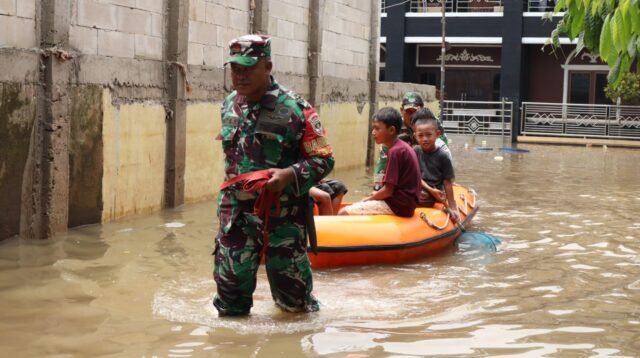 Kodim 0506/Tangerang Sigap Tangani Banjir di Cipondoh, Puluhan Warga Dievakuasi