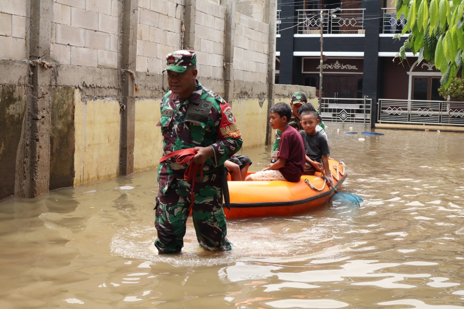Kodim 0506/Tangerang Sigap Tangani Banjir di Cipondoh, Puluhan Warga Dievakuasi
