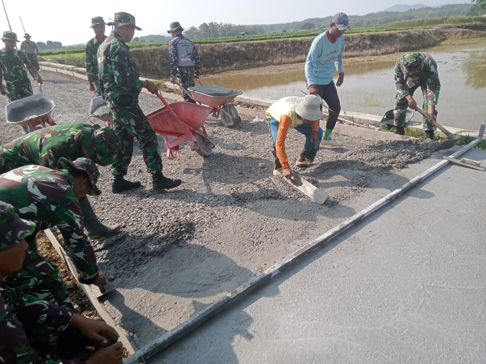 Genjot Konektivitas Desa, Betonisasi Jalan TMMD Kodim Pati Tembus 61 Persen